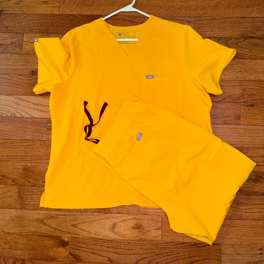 Figs Vivid Yellow Scrub Ensemble